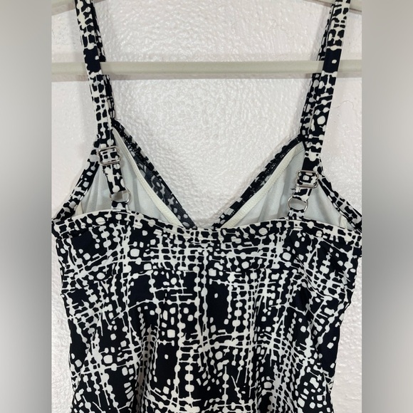 Miraclesuit Roswell Tankini Swim Top Black White Underwire Twist Front Women’s 8 - Picture 9 of 12